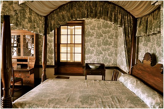 four poster bedroom